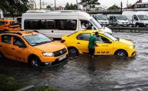 Pljusak iznenadio stanovnike Istanbula: Voda otežala odvijanje saobraćaja